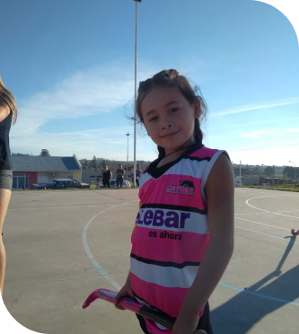 Niña sonriendo en Reinventar Tandil