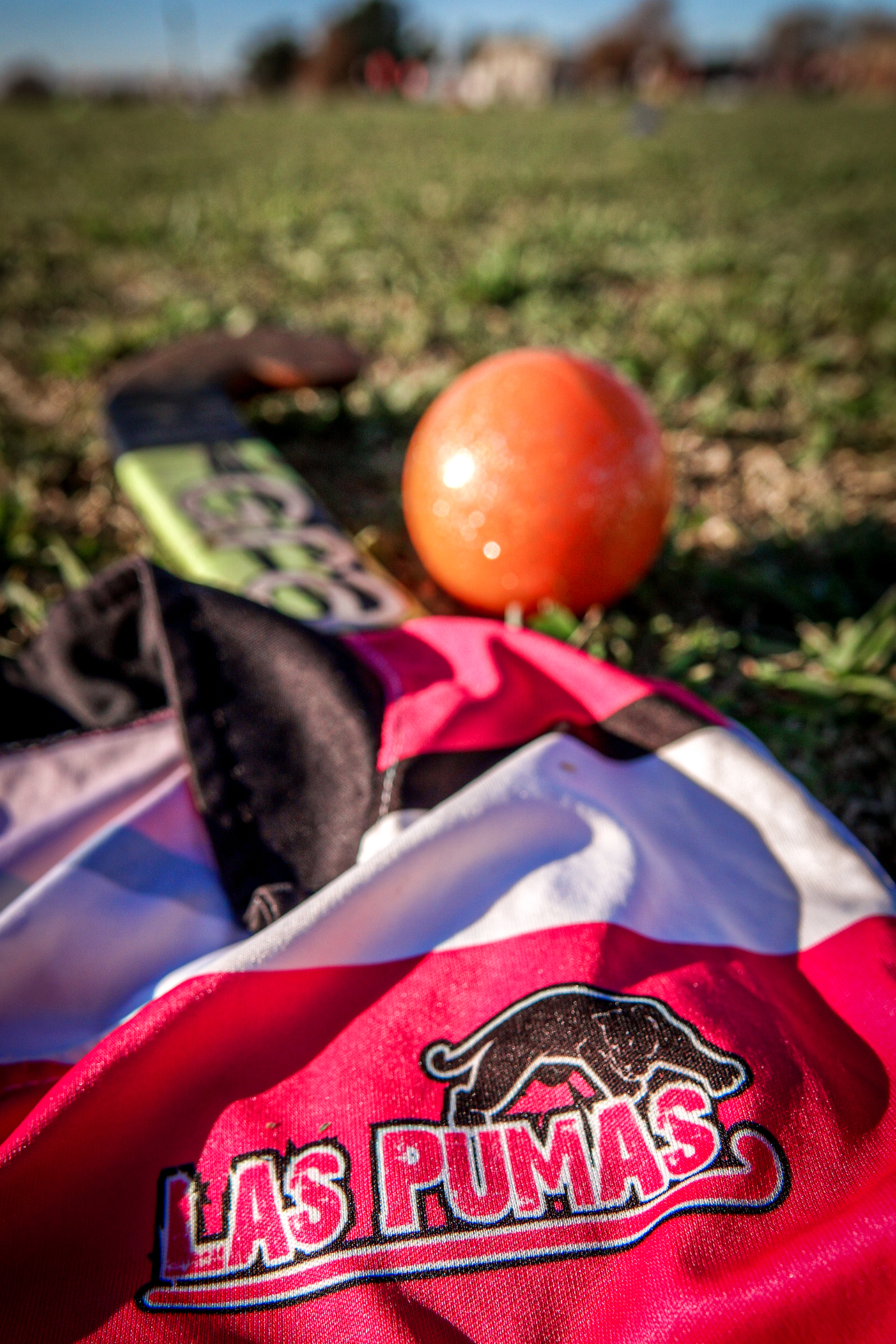 Niñas jugando hockey en Reinventar Tandil